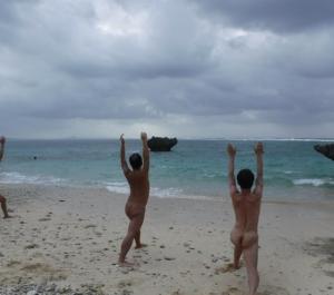 10月2～5日（金～月）秘密のビーチで男だらけのヌードヨガリトリート＠沖縄本島  - 435x384 31.5kb