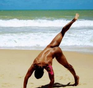 Nude Yoga on the beach in Okinawa 846x799 45.4kb