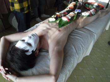 5月5日(金・祝)18:00🍣男体盛り!@新宿御苑前【モデル:20代色白もち肌くん】 2048x1536 453.6kb