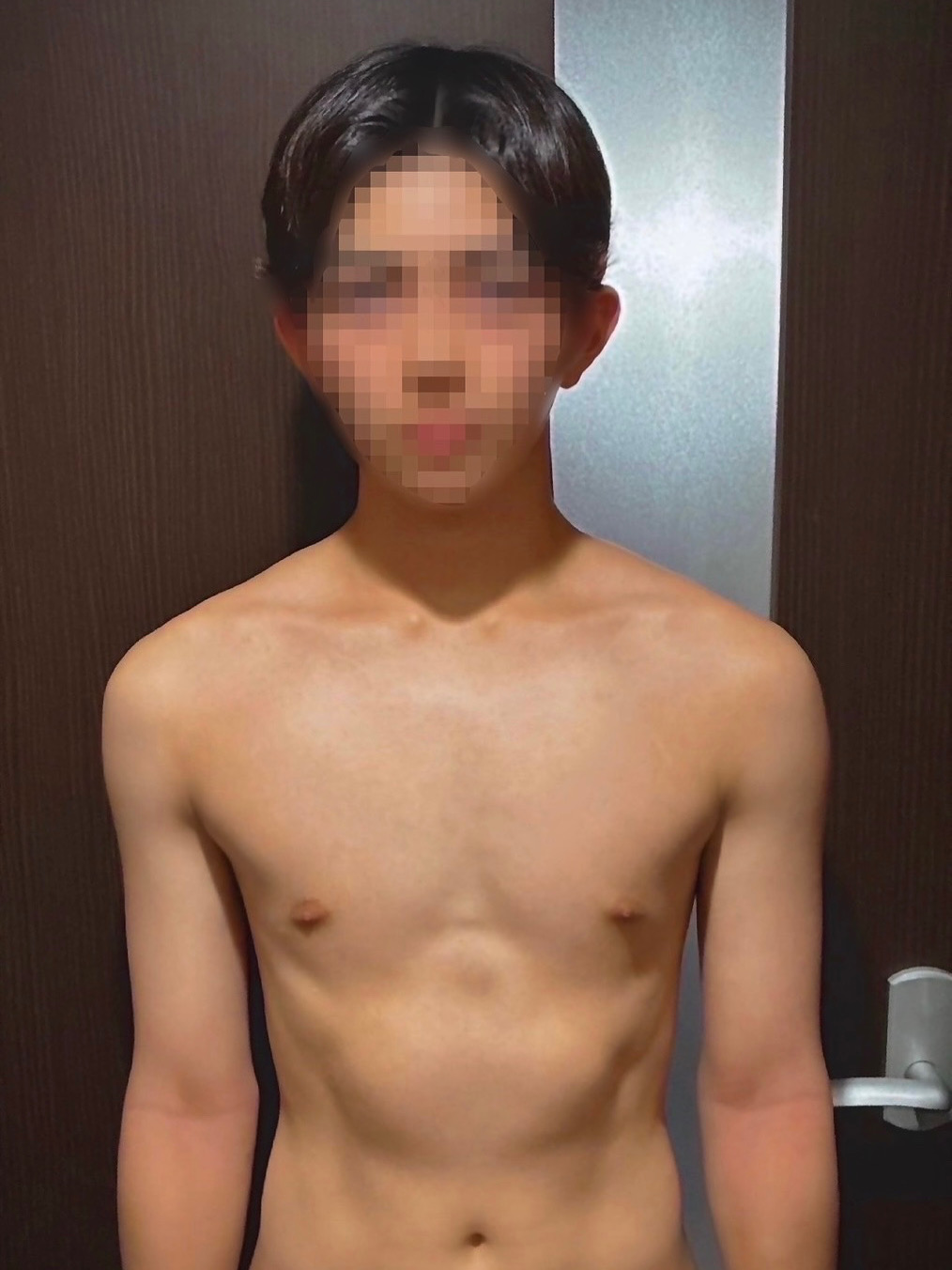 エイタは見た目は、イケメン、カッコカワイイ、小顔、引き締まったスリムな肉体で筋肉質、肌が綺麗、デカマラといった感じです！