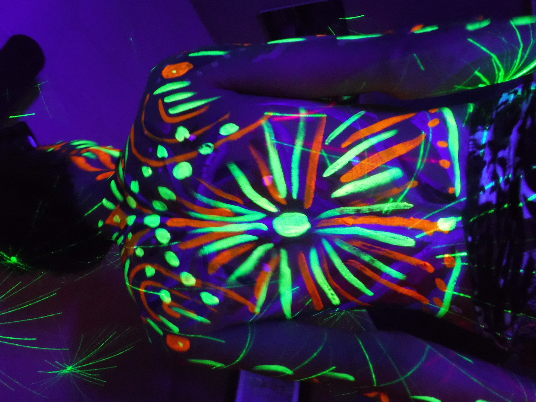 ブラックライトなボディーペイントで宇宙人に変身！＠大阪（宿泊OK）