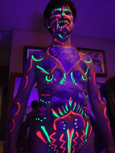 全裸にブラックライトなボディーペイントで宇宙人に変身!@大阪(宿泊OK) 512x384 104.3kb