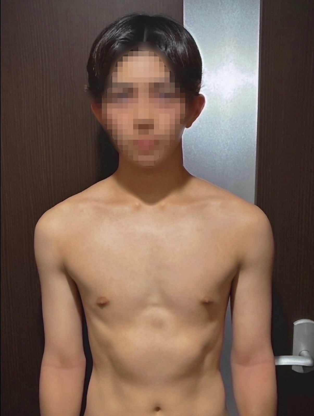 エイタは見た目は、イケメン、カッコカワイイ、小顔、引き締まったスリムな肉体で筋肉質、肌が綺麗、デカマラといった感じです！